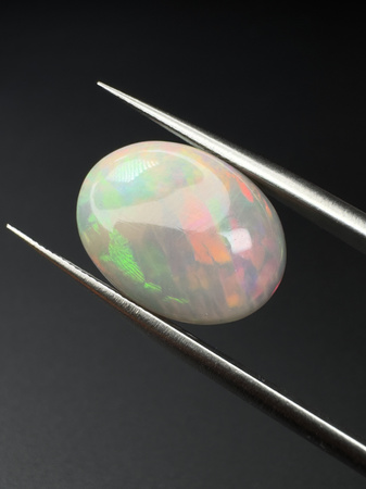 Opal ciemny naturalny kaboszon owal 14,07 x 11,11 mm