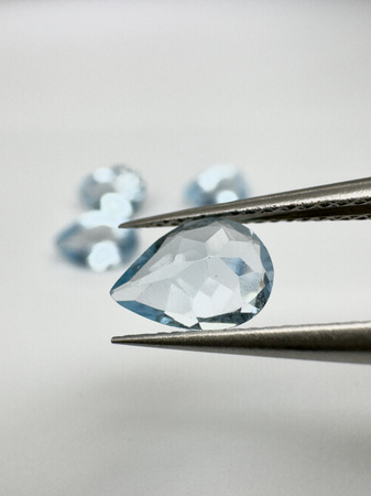 Topaz niebieski gruszka fasetowany 7x5 mm