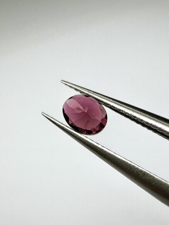 Turmalin fasetowany czerwony owal 5 x 4 mm