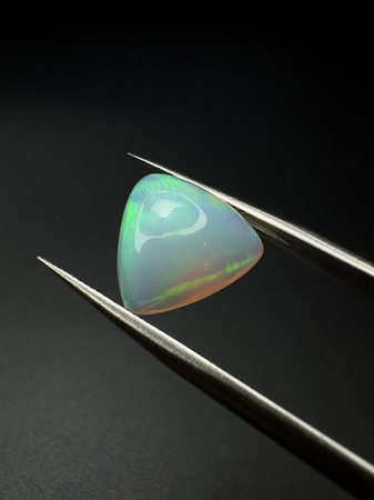 Opal naturalny kaboszon trylion 11,90 mm