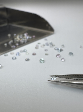 Szafir MIX multi kolor naturalny okrągły fasetowany fi 1,6 - 1,8 mm 