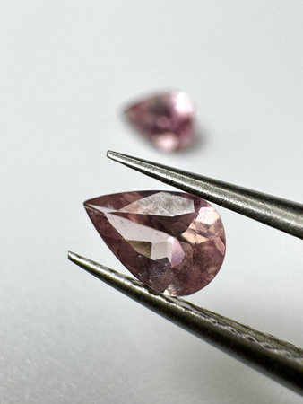 Turmalin fasetowany różowy gruszka 6x4 mm