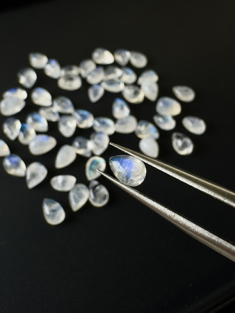 Tęczowy kamień księżycowy naturalny kaboszon owal 6x4 mm