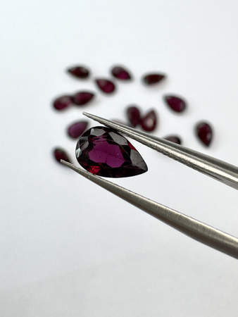 Granat rodolit  naturalny fasetowany gruszka 8x5 mm