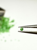 Tsavoryt naturalny okrągły fasetowany fi 1 mm