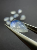 Moonstone rainbow kamień księżycowy kaboszon AA klasa łezka 9x6 mm