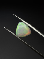 Opal naturalny kaboszon trylion 13,12 x 12,82 x 12,74 mm
