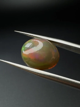 Opal ciemny naturalny kaboszon owal 13,61 x 11,45 mm