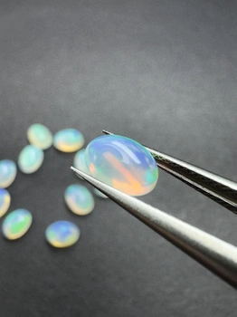 Opal naturalny owal kaboszon 7x5 mm