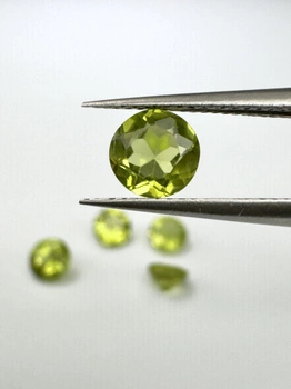 Perydot oliwin okrągły fasetowany  fi 5 mm