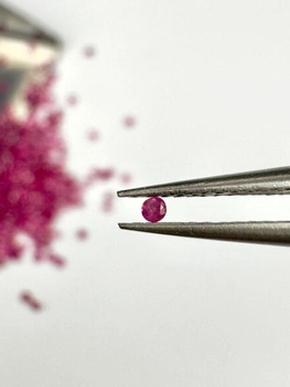 Rubin czerwony naturalny okrągły fasetowany fi 1,2 mm