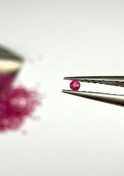 Rubin czerwony naturalny okrągły fasetowany fi 1,1 mm