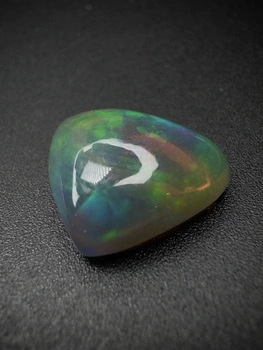 Opal ciemny naturalny kaboszon trylion 11,70 mm