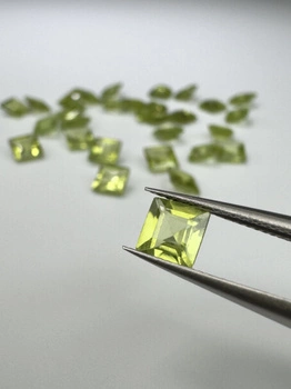 Perydot oliwin kwadrat fasetowany 5x5 mm