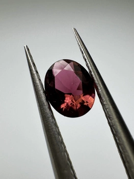 Turmalin fasetowany czerwony owal 5 x 4 mm