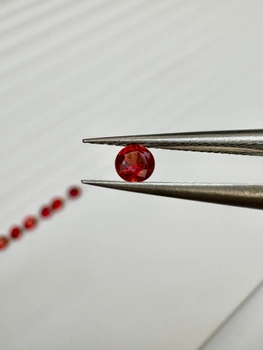 Szafir ciemnopomarańczowy naturalny okrągły fasetowany fi 3 mm