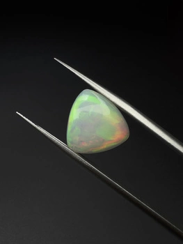 Opal naturalny kaboszon trylion 13,12 x 12,82 x 12,74 mm