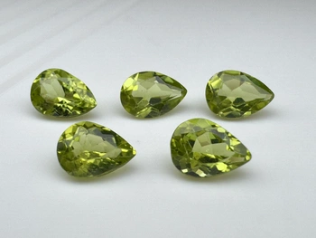 Perydot oliwin gruszka fasetowany 7x5 mm